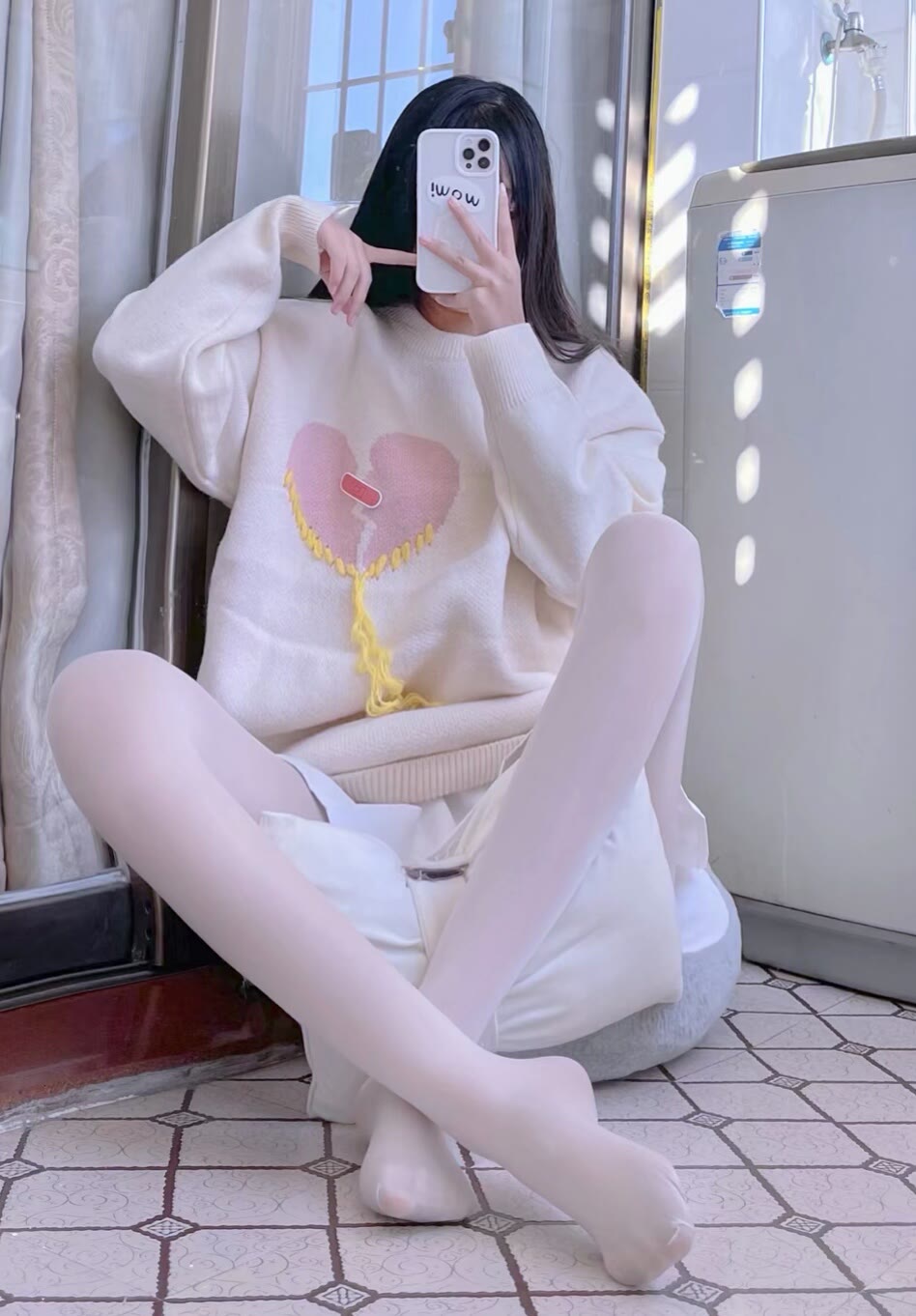 在角落的白丝超短裙大长腿小萝莉-酷库源码网