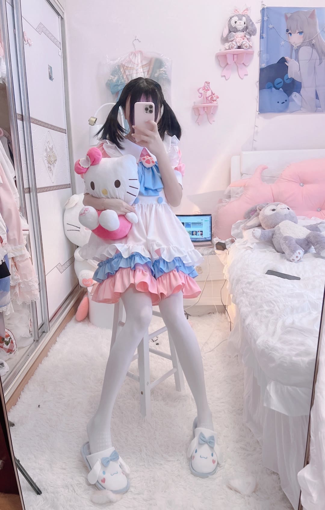 在房间拍照的超可爱白丝双马尾小萝莉-酷库源码网