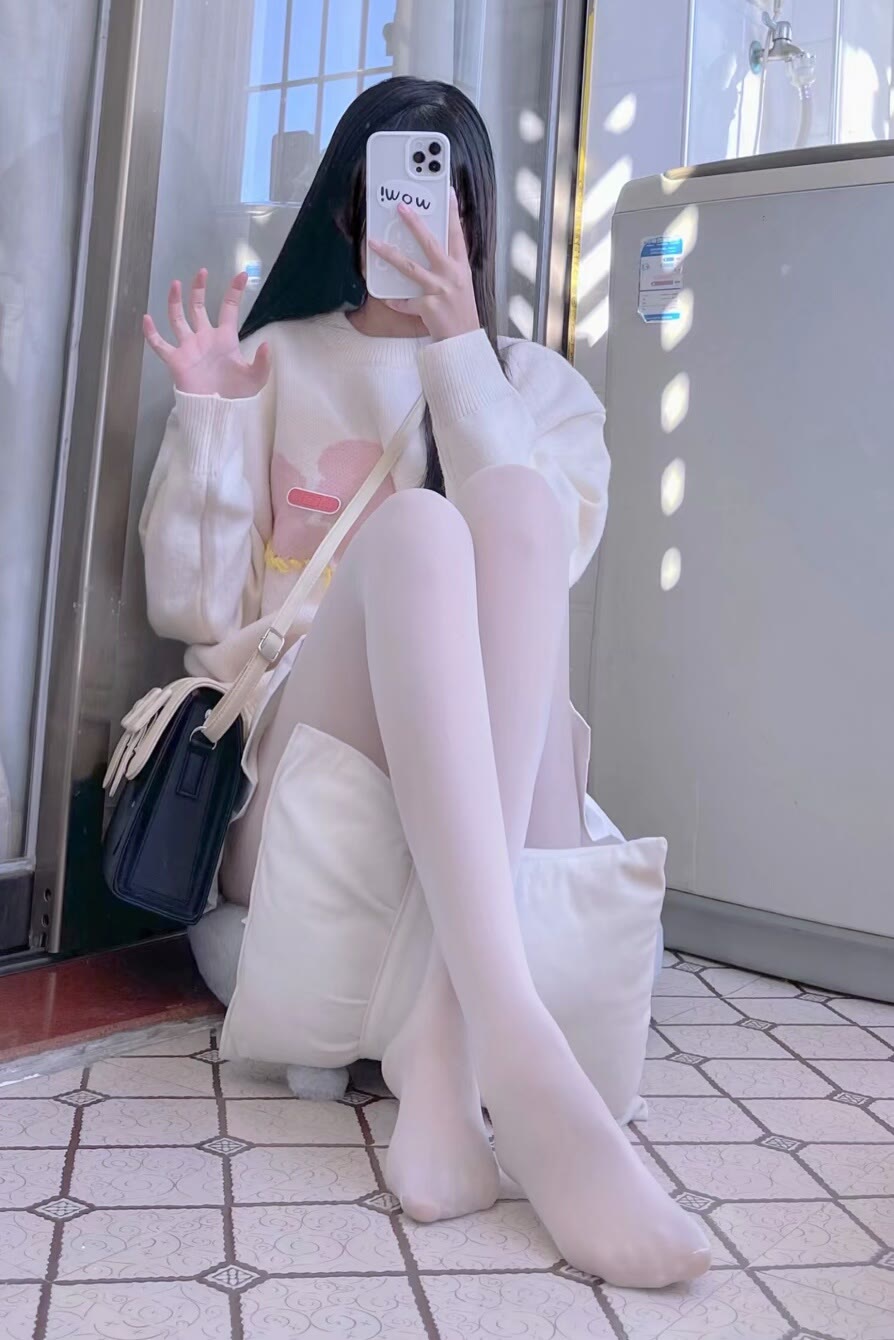 在角落的白丝超短裙大长腿小萝莉-酷库源码网