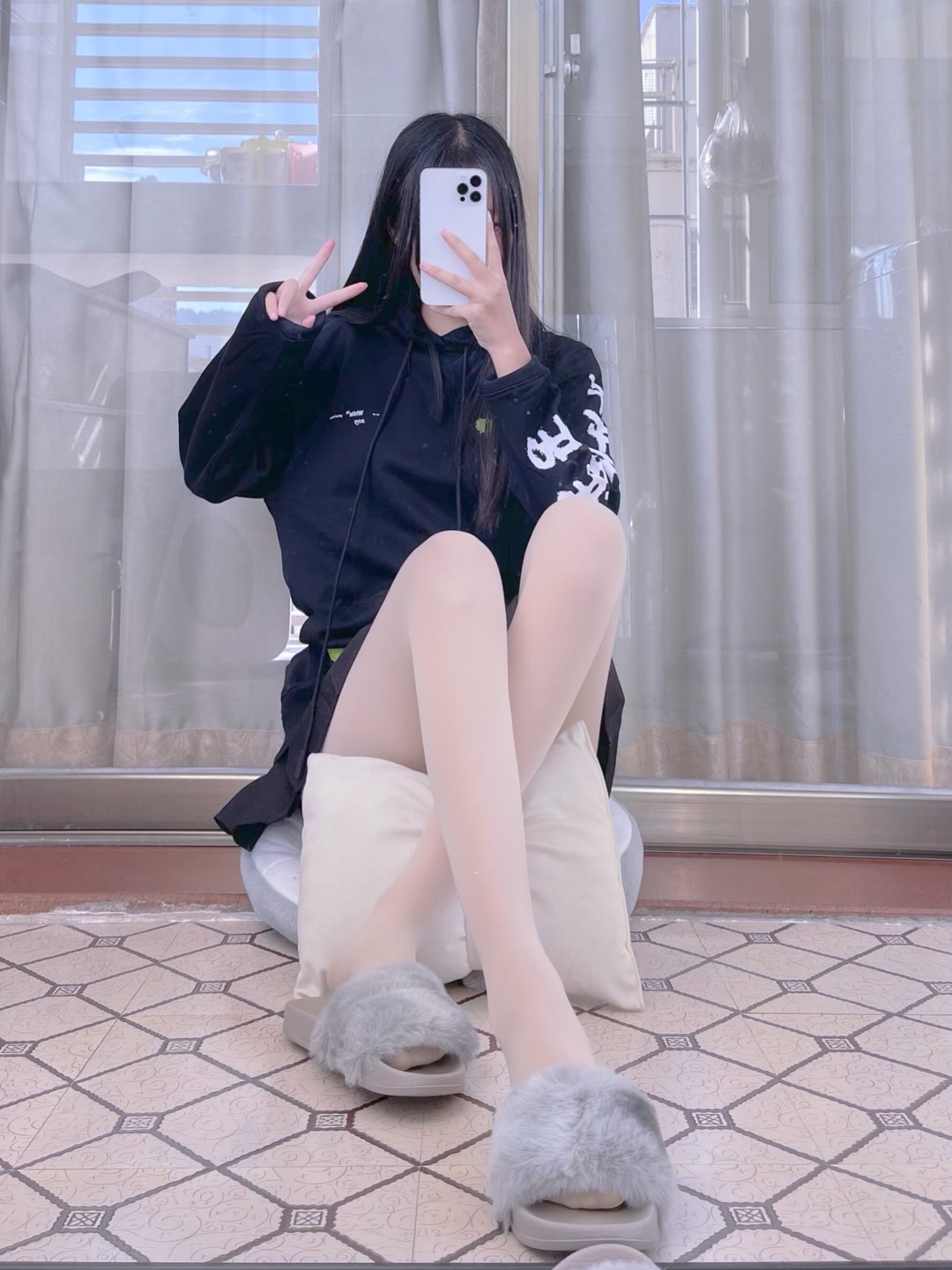 敲可爱的肉丝长头发短裙小姐姐美图-酷库源码网