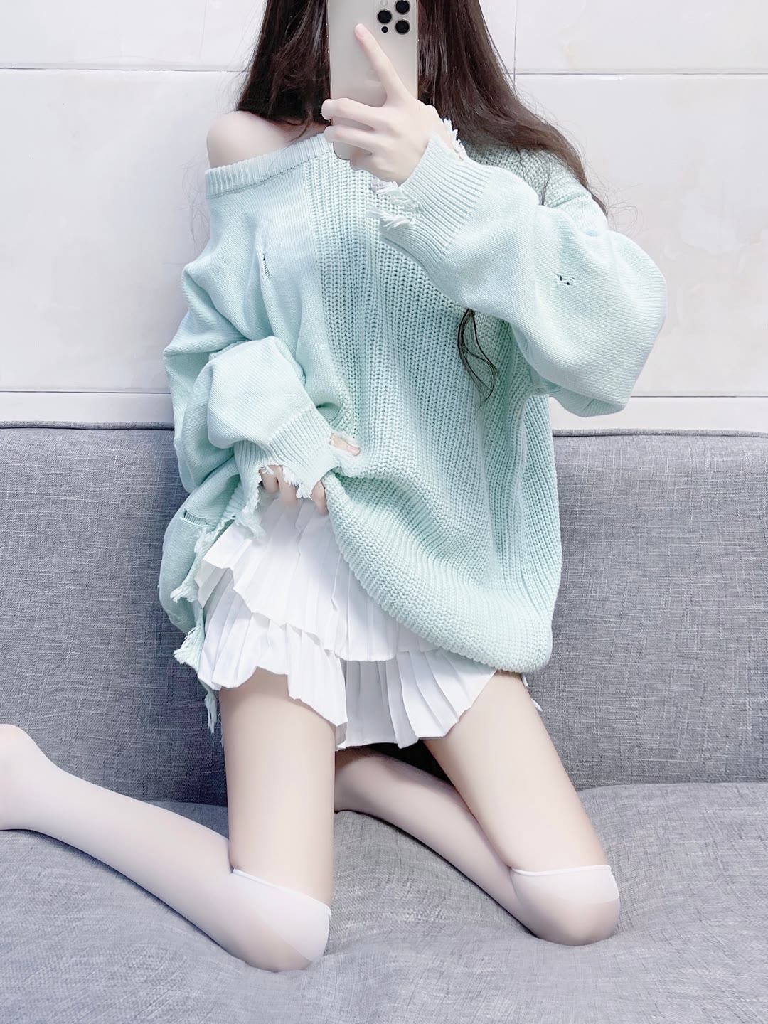 露肩破洞毛衣的白丝超透肉小姐姐-酷库源码网