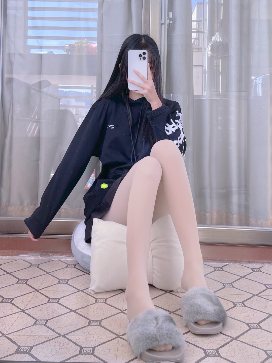 敲可爱的肉丝长头发短裙小姐姐美图-酷库源码网