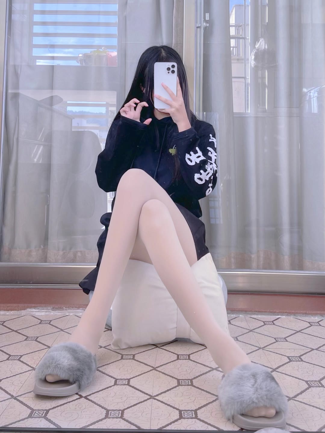 敲可爱的肉丝长头发短裙小姐姐美图-酷库源码网