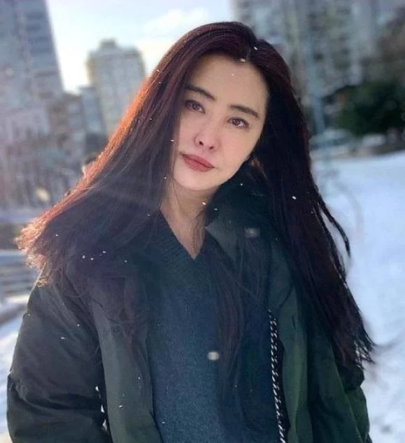 “山寨版王祖贤”：只有17岁，街头卖鱼走红，赚钱补贴家用-酷库源码网